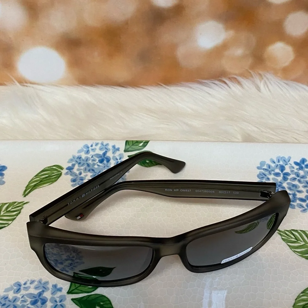 Tommy Hilfiger Woman’s Matte Black sunglasses - Picture 4 of 6